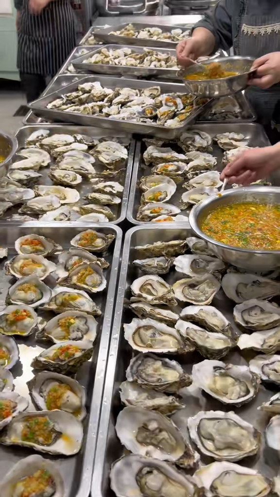 工作人員正在處理生蠔。