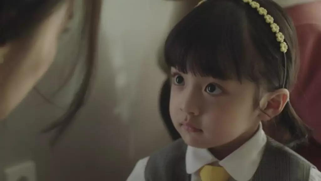 媽媽帶女兒到一間高級消費商場逛街時，女兒突然拿起一個書包吵著要買回家。