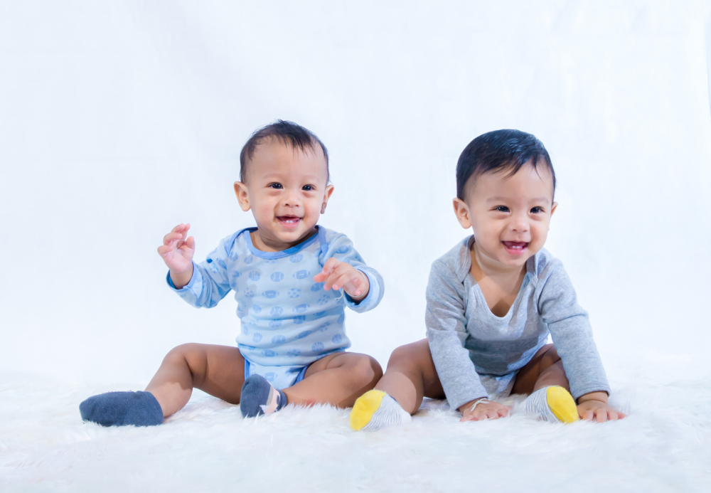 一名媽媽分享雙胞胎發展進度不同的經歷。