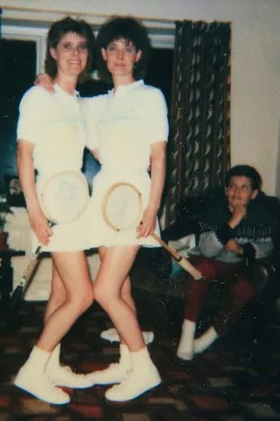 兩姊妹從小穿相似的衣服。