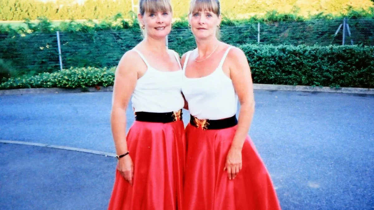 外國一對孖生姊妹在過去23年一直穿著相同的衣服。