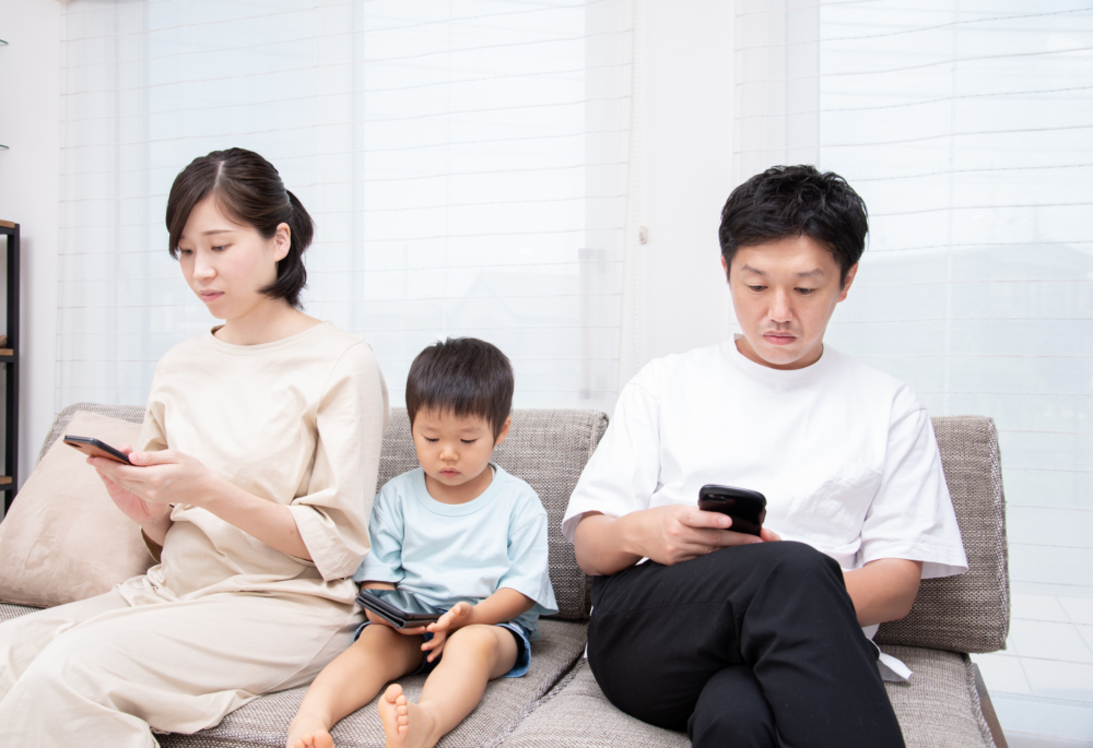 專家認為幼兒待在螢幕前的時間愈少愈好，家長要記住嘞