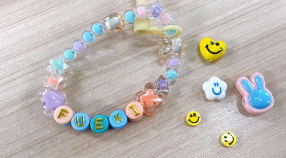 小朋友可以設計出一條有自己名字的串珠連接燈籠。