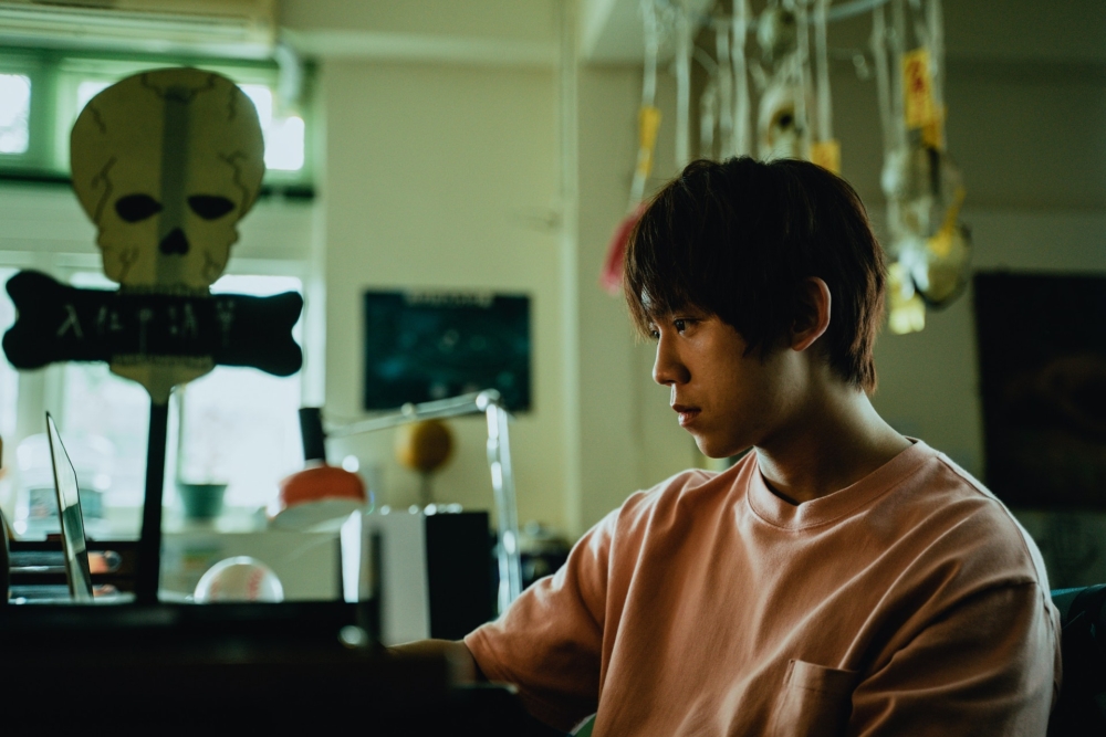 同學得知事主不是名校出身後,出言貶低他。