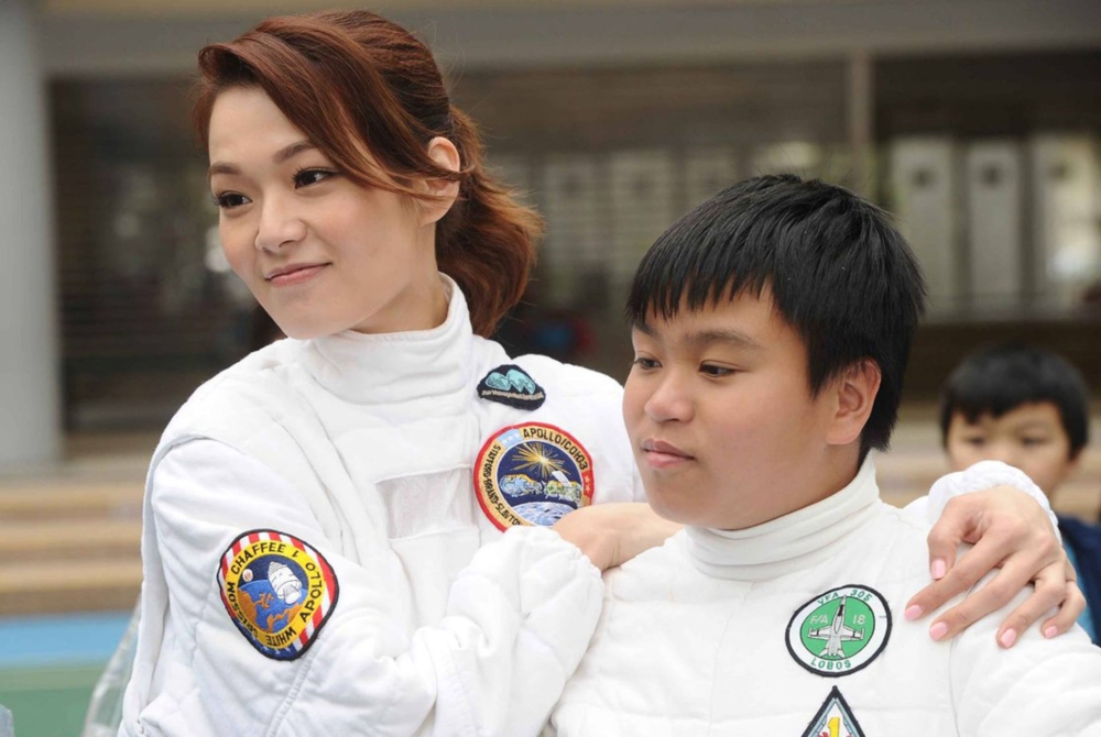 網民認為媽媽應先弄清楚同學們是否都收到邀請。