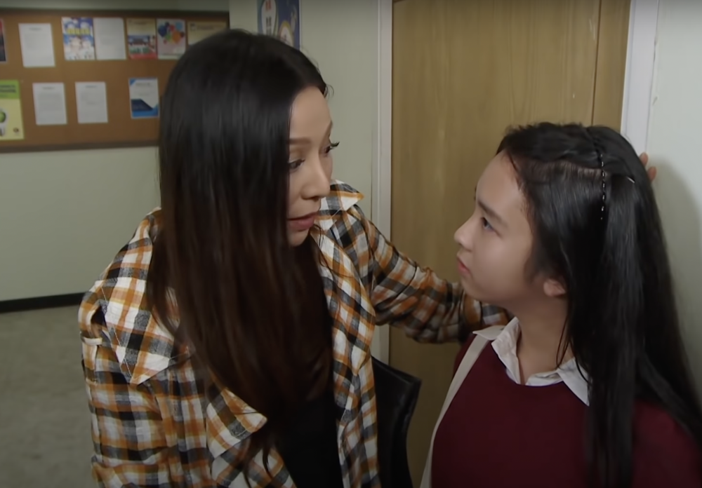 女兒拿出一堆鈔票買下昂貴書包。