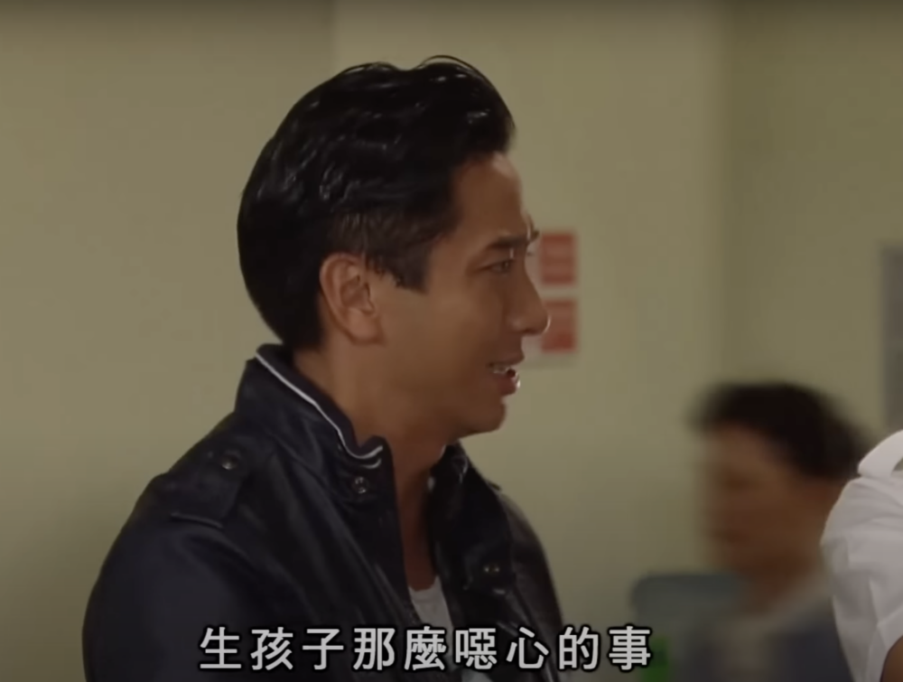 丈夫看見妻子流了很多血和器官，大受震撼。