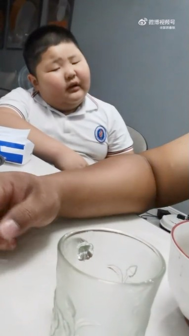 小孩不想父母天天吵架,於是趁媽媽不在家時,與爸爸認真談話。