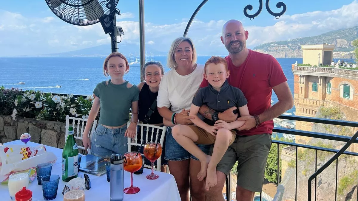 一對英國夫妻賣掉房子，帶3個輟學的小孩，開露營車環遊歐洲等地