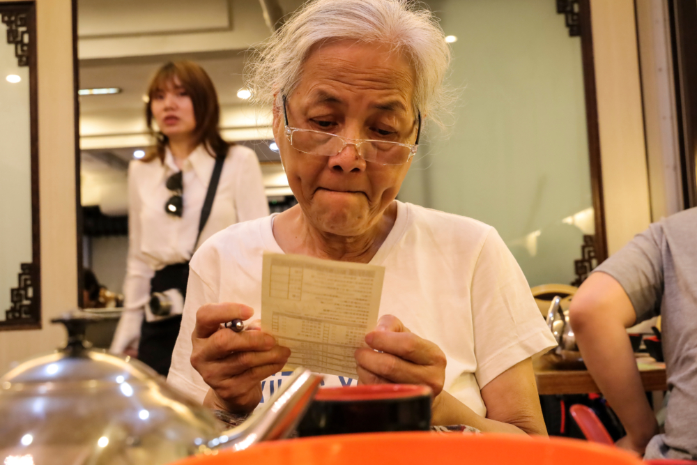 網民指父母有權分配自己的財產