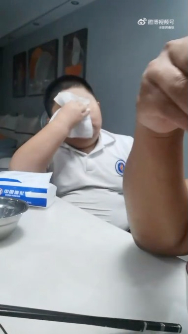 中途,兒子忍不住落淚。