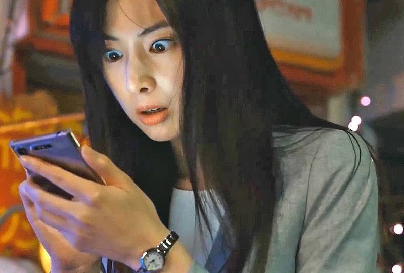 由於家中有監視器，媽媽發現該名男童偷東西的畫面。