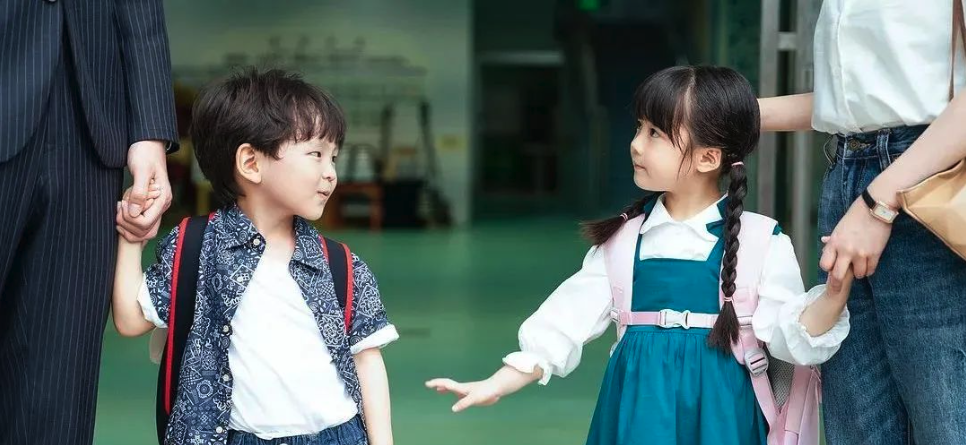 一位爸爸於深夜發文,指發現讀小五的女兒與同學曖昧。