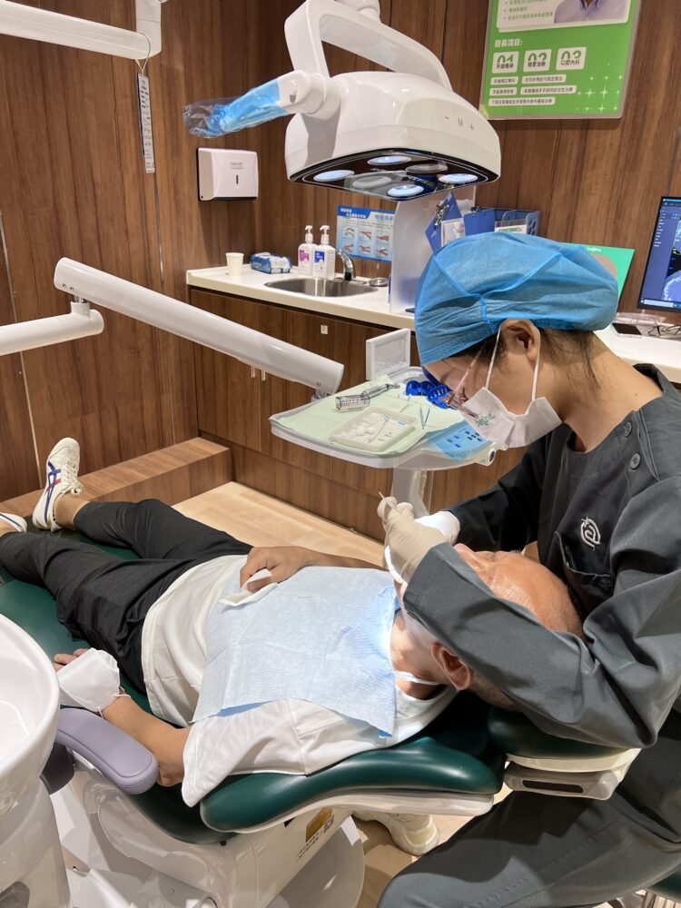 醫護人員細心地為長者檢查牙齒