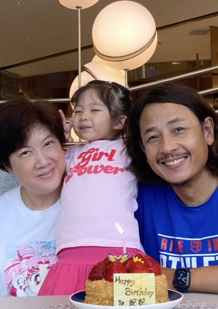 黃澤鋒及太太陳麗麗育有女兒黃熙恩（小黃妃）。