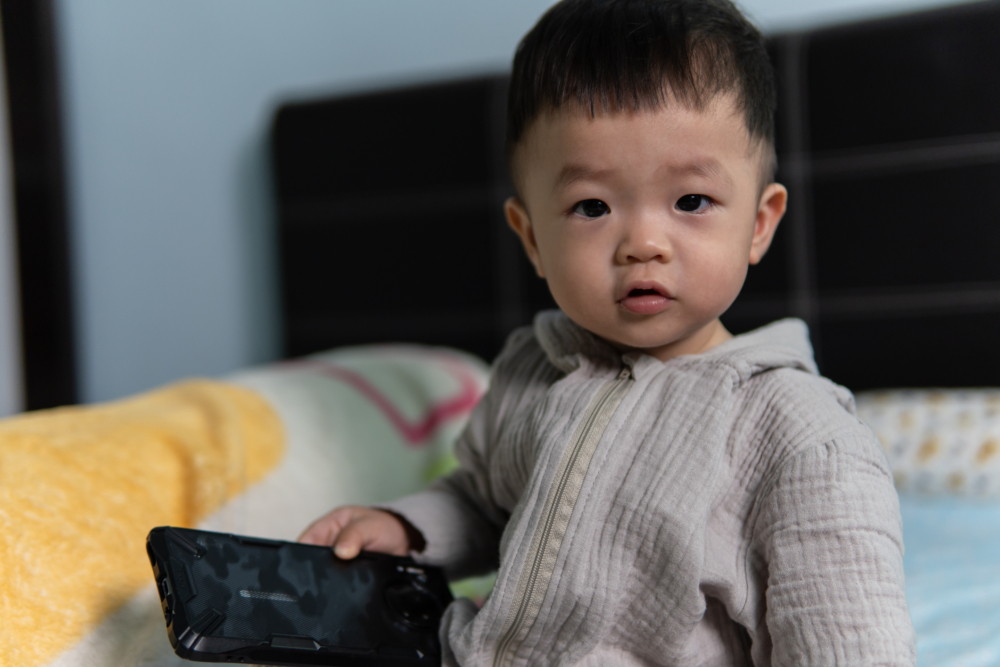 1歲幼兒如果每天看螢幕超過2小時，包括電視、手機等，未來幾年將會大幅提升發展遲緩機率
