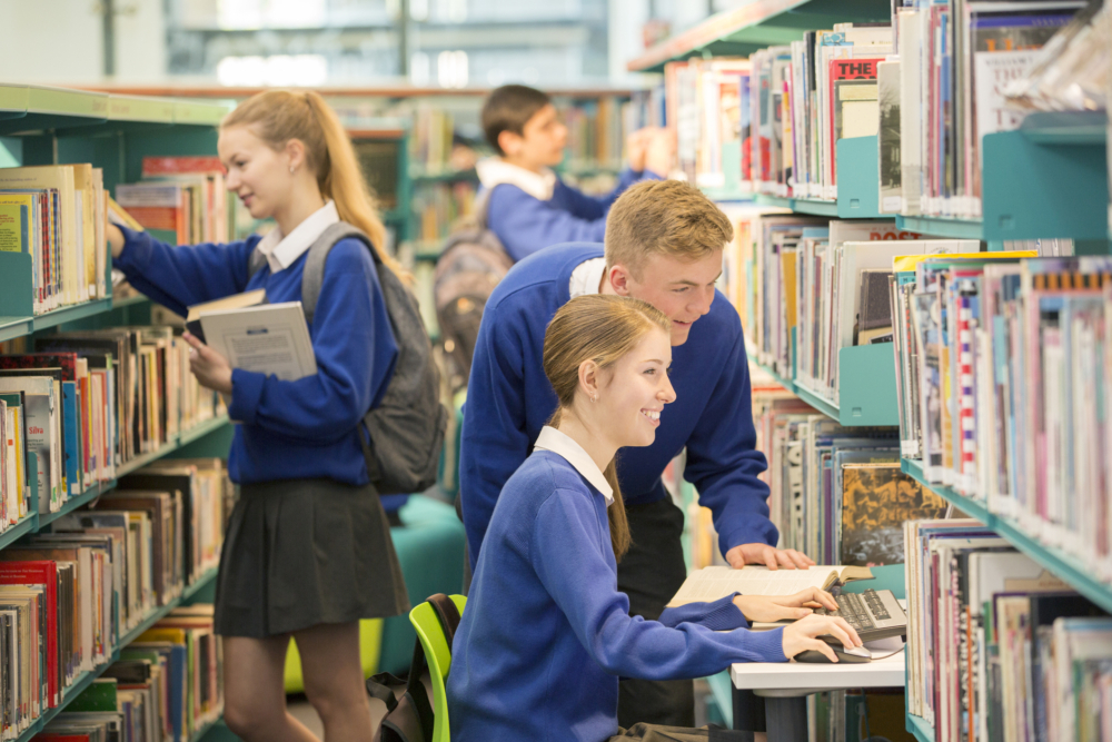 政策規定年滿18歲或數學和英文拿到等級4或以上，才能離開學校