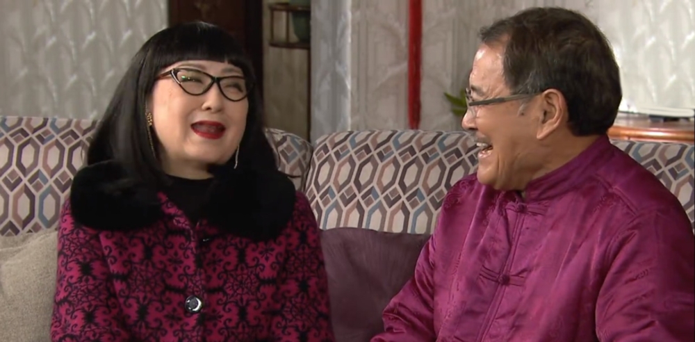 親戚一直勸說該名人夫的爸媽「要嘛提早生,要嘛延後生」。