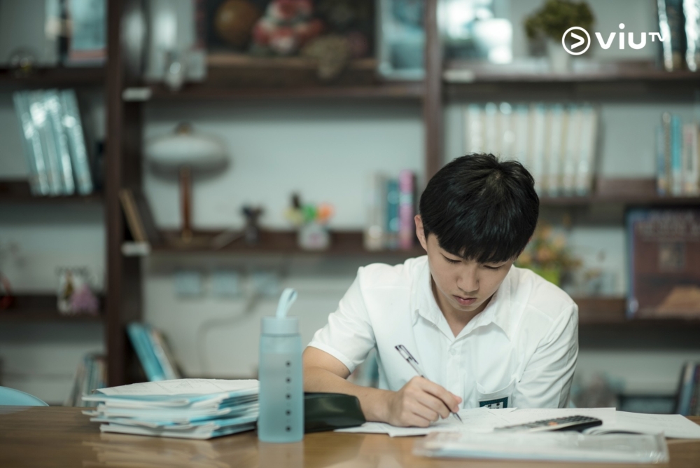 男大生畢業自Band 3中學,因為DSE成績平平慘遭同學看不起。