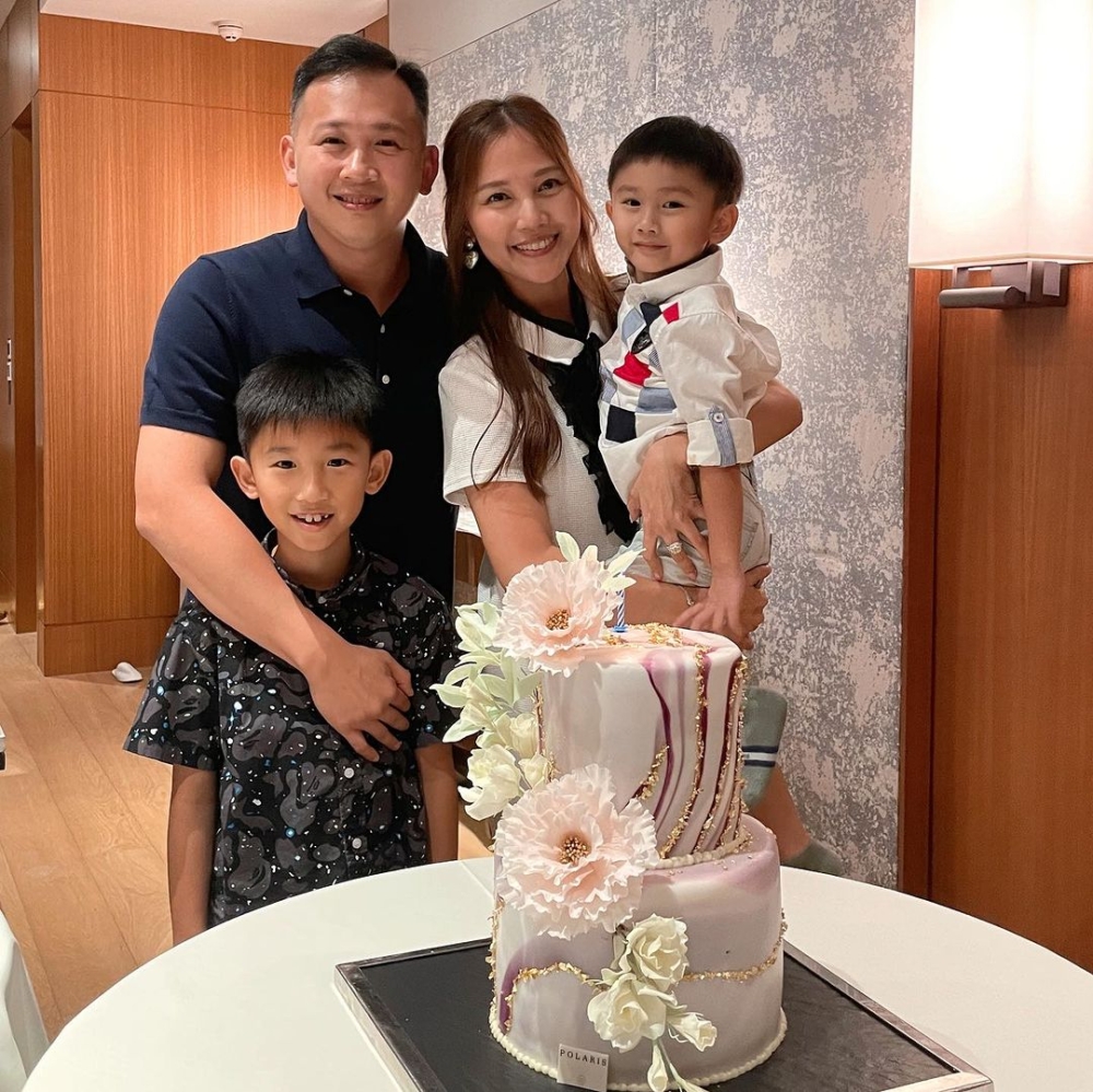 前藝人岑潔儀（Zoey）和丈夫育有兩名兒子。