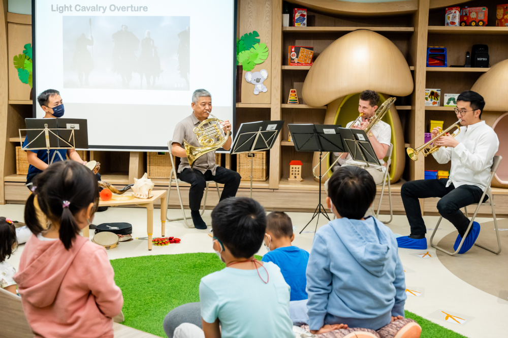 小朋友沉醉在音樂世界