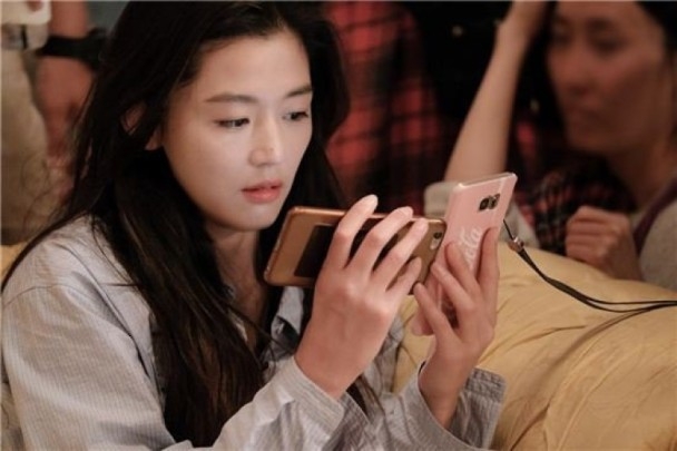 網民認為事主有心就應該買兩部同款手機。