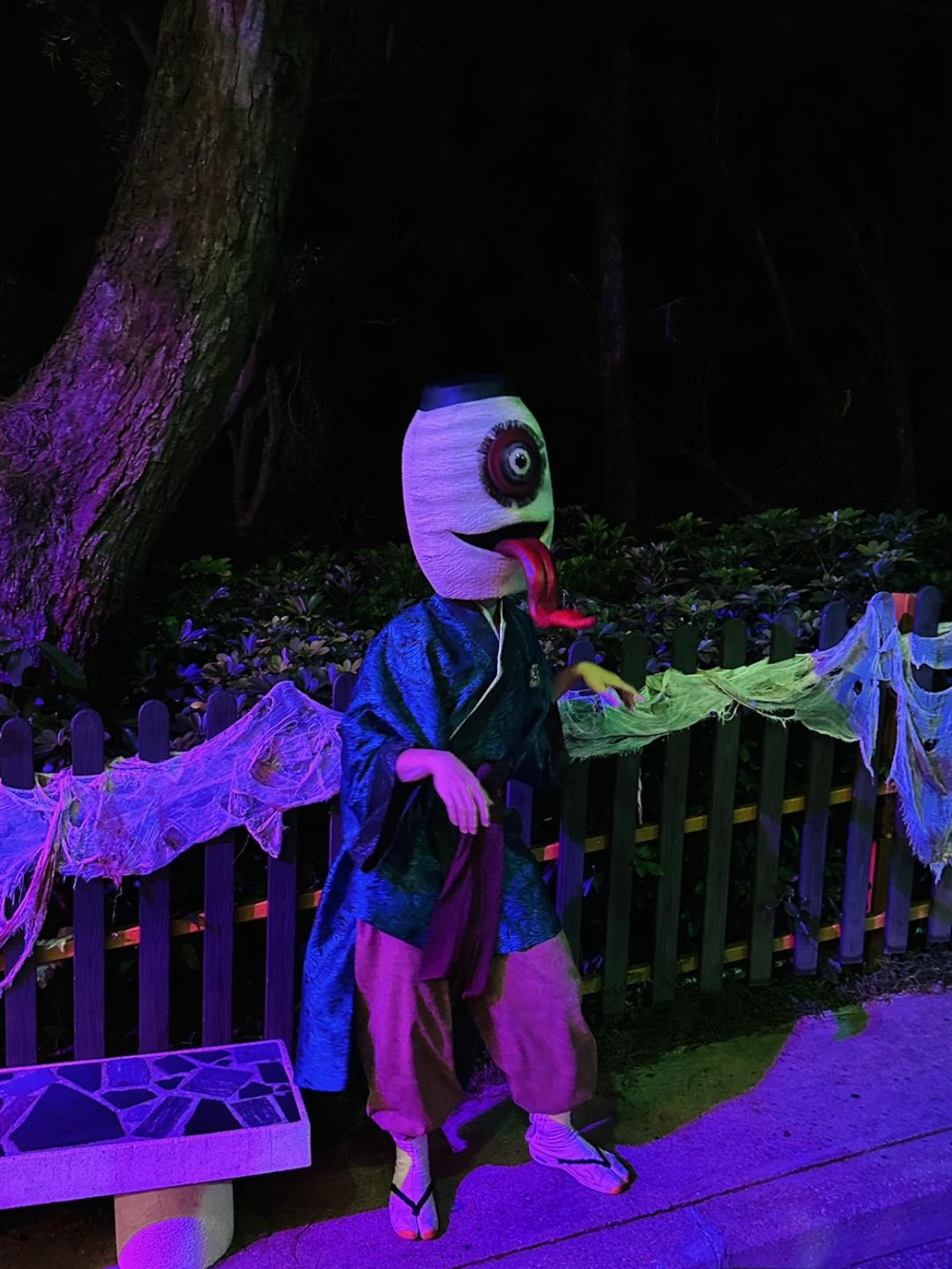 場內有許多妖魔鬼怪。