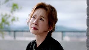 媽媽對女兒被欺負感到心痛。