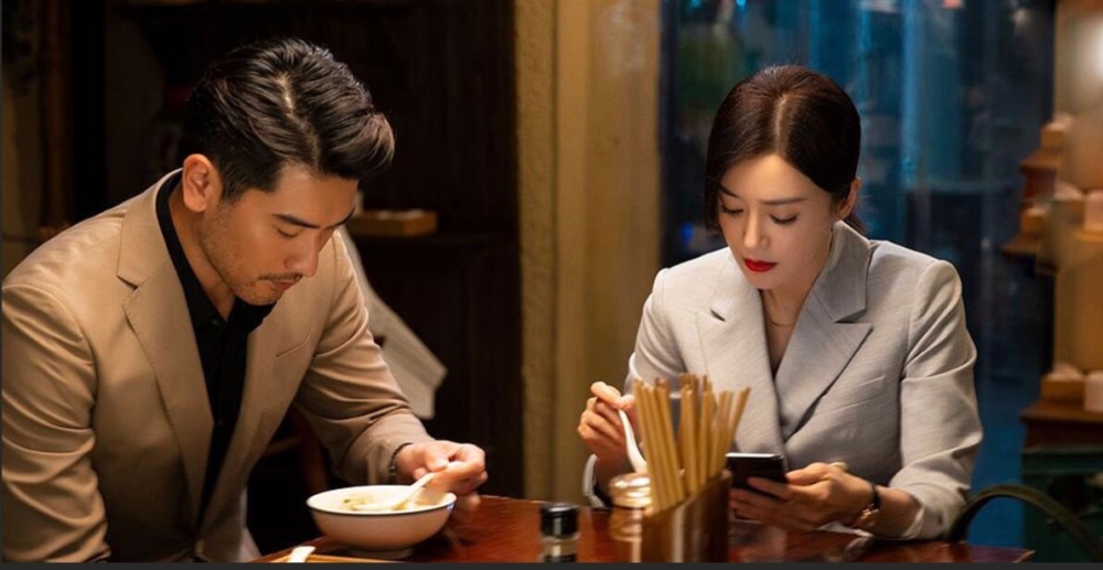 BB的哭聲未停下,那一桌的大人也未有行動,仍在安坐用餐。