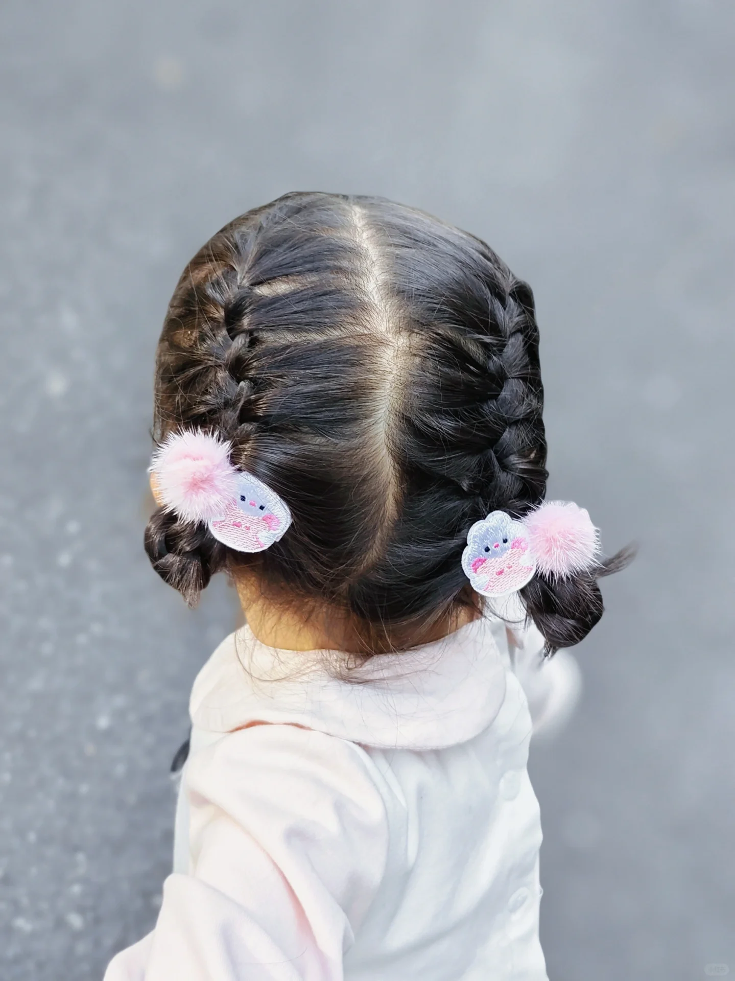 該名媽媽貼出鄰居為女兒紮的髮型,指對方僅用了2分鐘就編好。