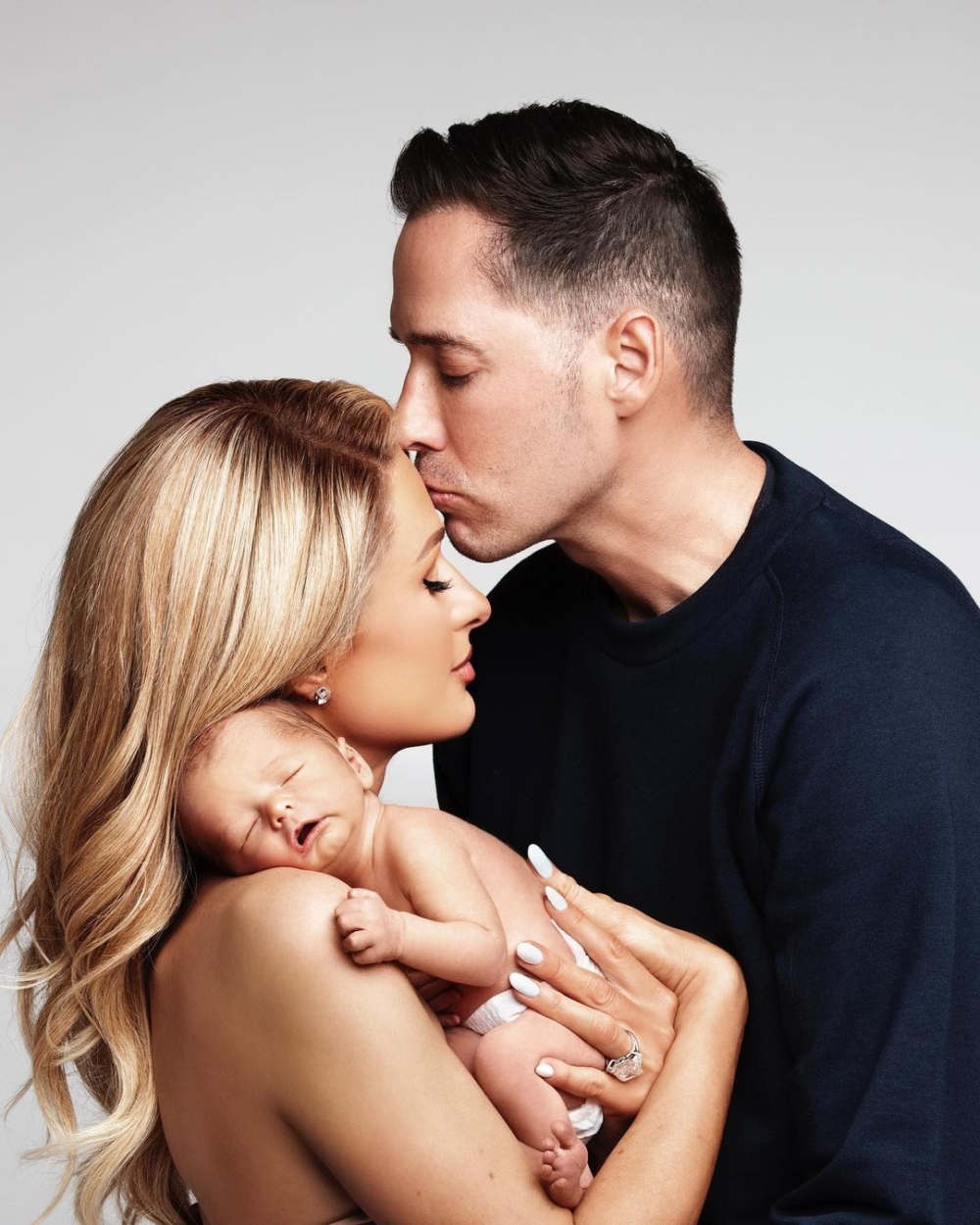 今年初，Paris Hilton宣布通過代理孕母生下兒子。