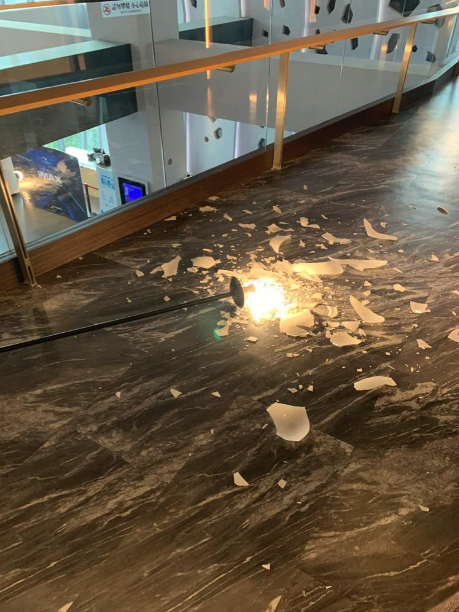 該名家長指,因兒子不小心碰到餐廳入口的立燈,導致立燈重心不穩倒下,玻璃燈罩破裂。