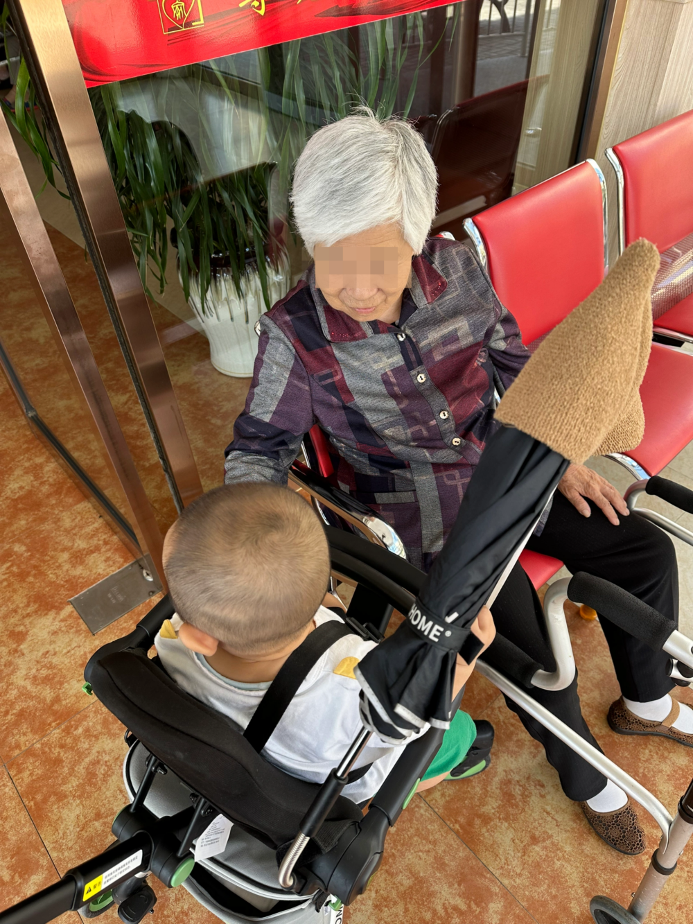 兒子直接稱為老人院的團寵。