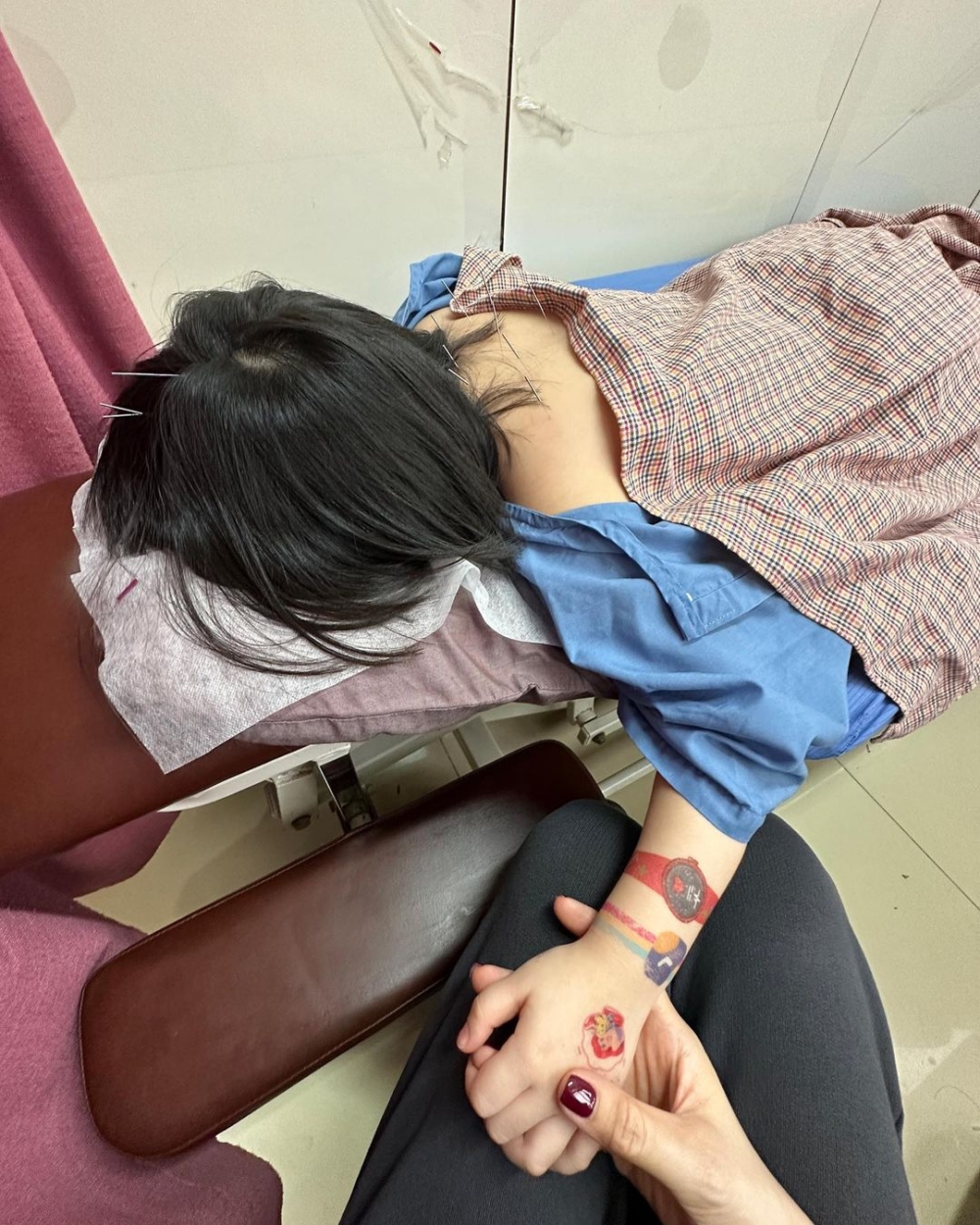 Lucy乖乖接受針灸治療,讓媽媽和醫生都大讚好叻!