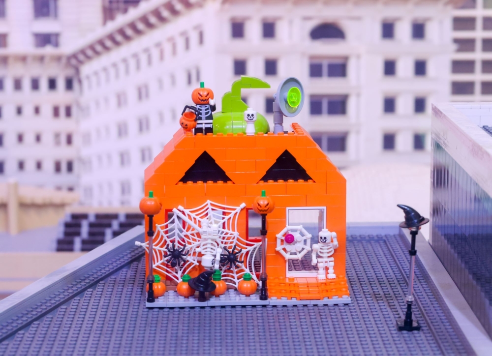 參加萬聖節限定樂高®創意工作坊，可以拼砌神秘萬聖節作品。