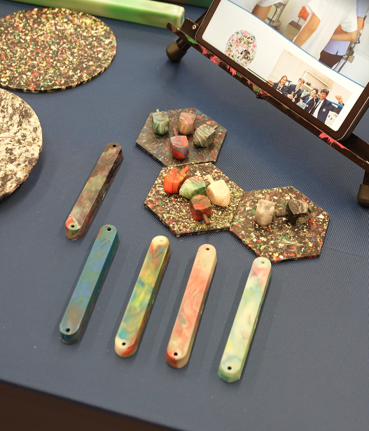 教學生製作塑膠猶太陀螺。