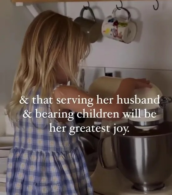 媽媽教導女兒要服侍家庭