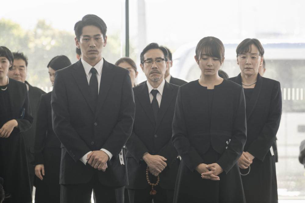 大伯父知道事主爸爸過世後,立即趕過來