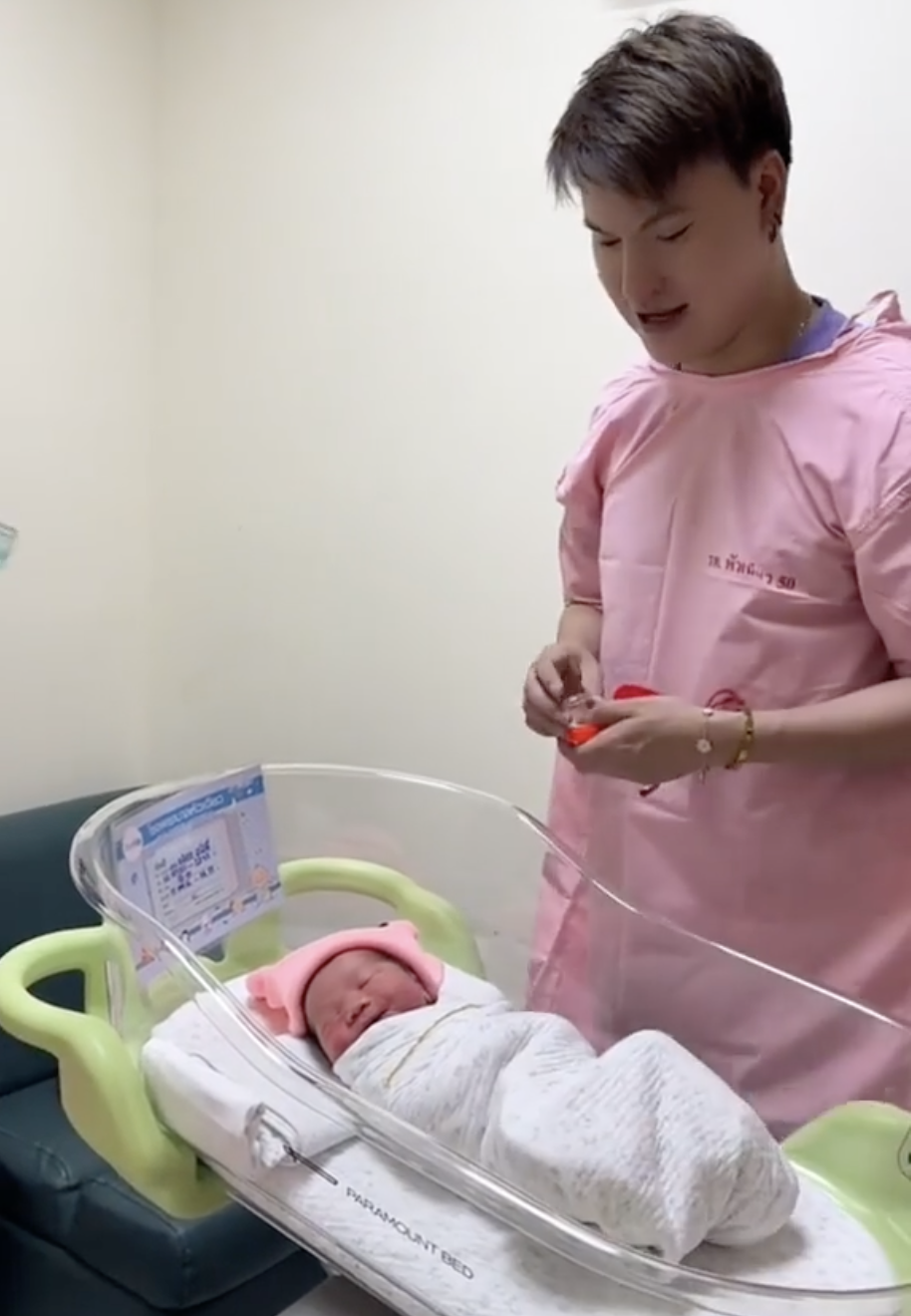 大器老闆還送BB金飾。