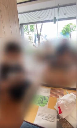 台灣有兩個小朋友為了佔座,竟叫一枱顧客:「滾開」。