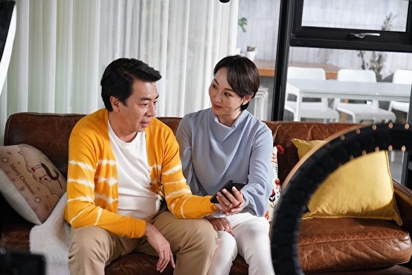 一位家長表示，孩子由小到大的畢業旅行，都是由兩公婆親自帶。