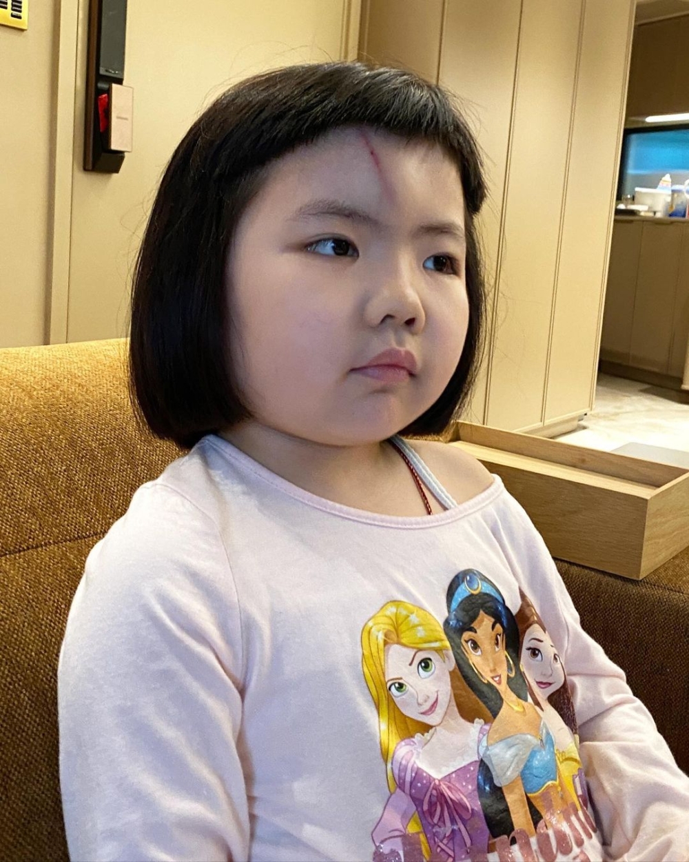 Lucy的額頭受傷。