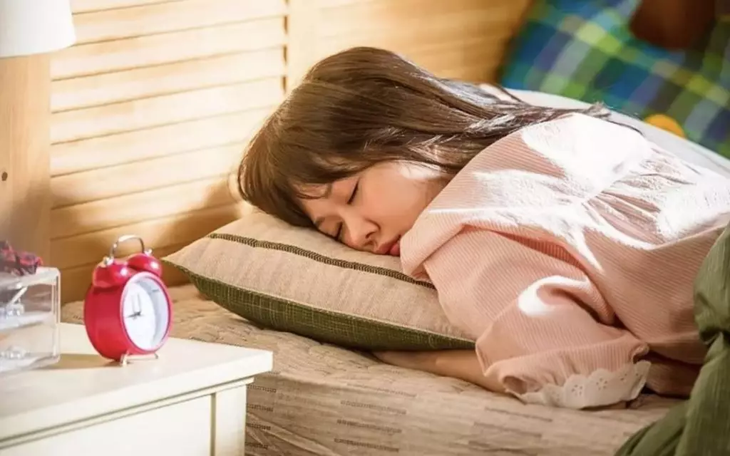 有人建議媽媽早睡早起。