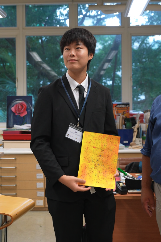 副校長指，校方會一對一地幫助學生修改文章，幫助建立作為學生的個人品牌。