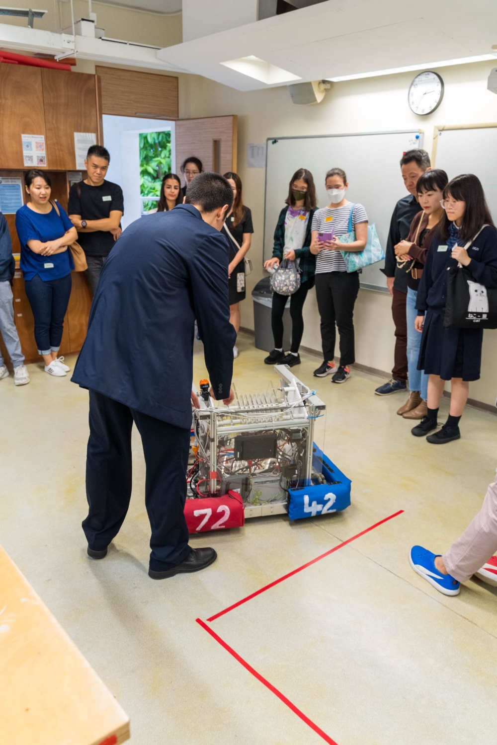 學生展示參賽機械人。