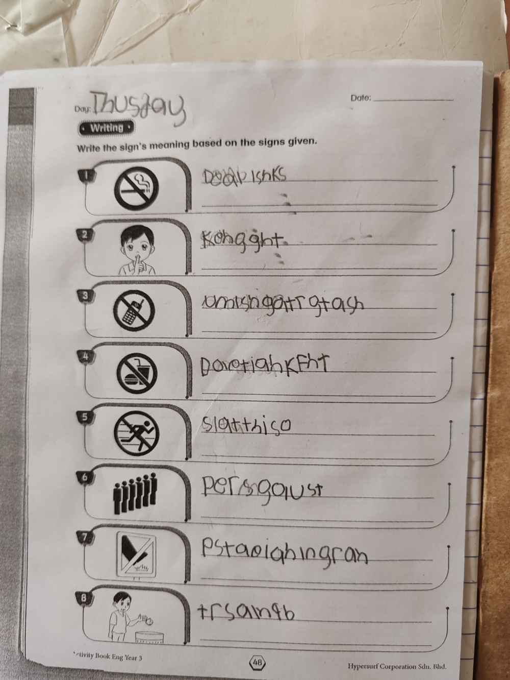 一名老師分享其班級一名有讀寫障礙學生的作業。學生明顯無法拼出正確的單詞。
