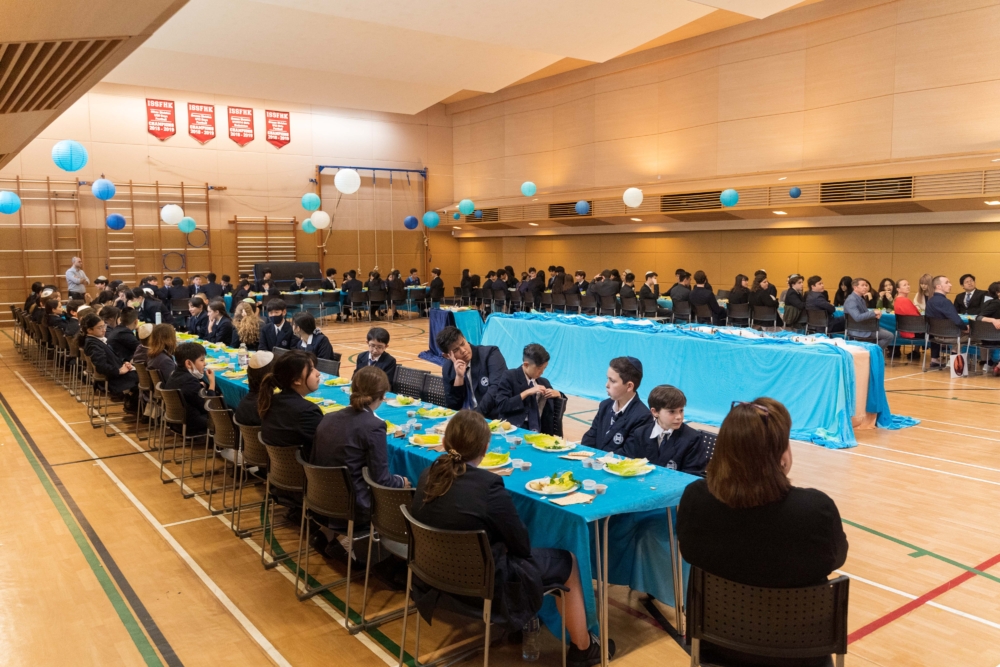 學生一同慶祝猶太節日。