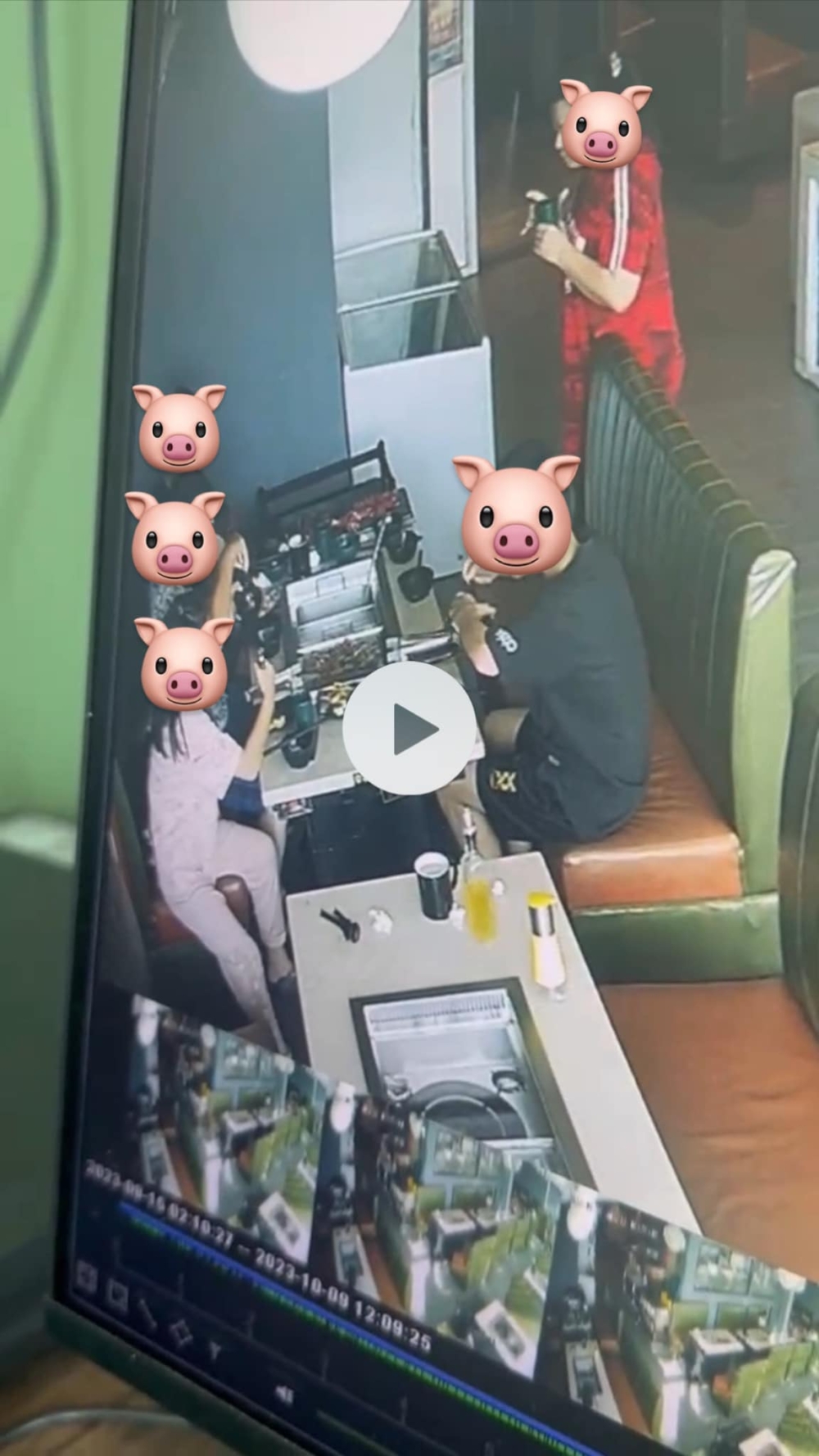 負責人查看閉路電視,發現其中一人將肉放入枱下的膠袋中,打包帶走,另一人負責把風,注意周圍的情況。
