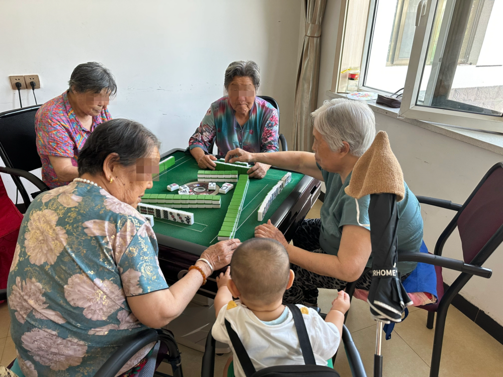 27歲媽媽育兒壓力太大，結果帶著兒子一起住進老人院。