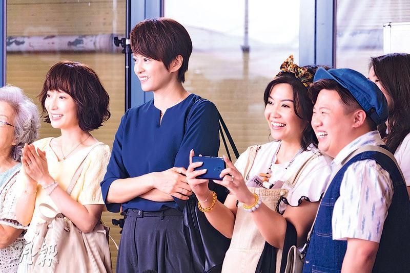 令爸爸更不滿的是,老師告知家長當日都要到場,還要提早到場幫忙排椅子、佈置場地當義工。